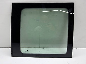 Боковое стекло багажника правое
